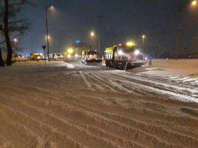 В Киеве продолжают чистить дороги от снега. Синоптики предупреждают о снегопадах и сильном ветре