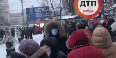 Снегопад в Киеве парализовал движение транспорта – люди стоят в очередях на автобусы и троллейбусы - ТЕЛЕГРАФ