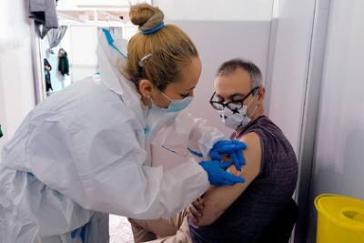 Инфекционист призвал россиян сохранять бдительность после вакцинации от COVID-19