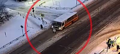 В Петрозаводске автобус сбил пешехода: женщина пролетела несколько метров (ВИДЕО)