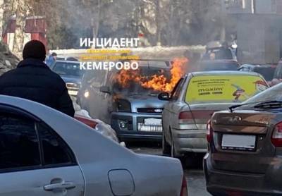 В Кемерове горящий автомобиль напротив цирка сняли на видео