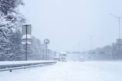 Гололед и снежные переметы: погода на дорогах Украины 9 февраля