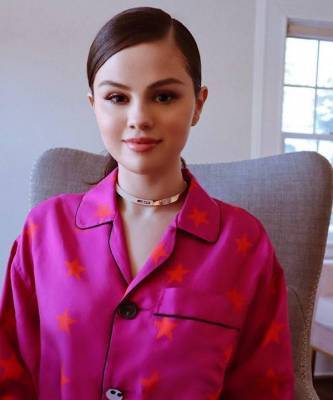 Розовая пижама из шелка и другие сенсационные образы молодого парижского бренда для Селены Гомес