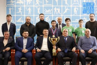 Глава Минспорта Дагестана поздравил тяжелоатлетов республики за успехи на всероссийских турнирах