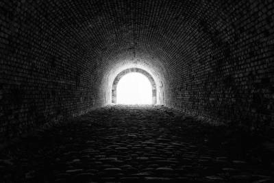 Учёный Уильям Ревилл рассказал, почему люди видят «свет в конце туннеля» на грани смерти