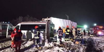 В результате ДТП на трассе в Ивано-Франковской области погибли два человека, еще 13 пострадали