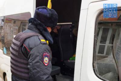 В Карабудахкентском районе проводятся рейды на общественном транспорте на предмет соблюдения пассажирами масочного режима