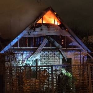 В Днепровском районе Запорожья загорелся частный дом. Фото