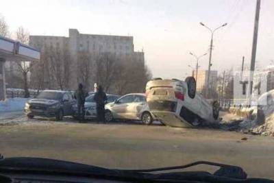 Внедорожник опрокинулся на крышу в ДТП с двумя авто в Казани