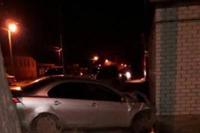 Водитель на Mitsubishi протаранил жилой дом в Волгограде