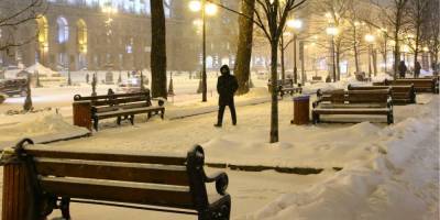 Киев в снегу и пробках: столица вторые сутки борется со снегопадом — фоторепортаж