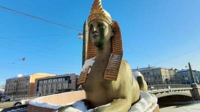 Вандалы в Петербурге "разукрасили лица" сфинксам на Египетском мосту