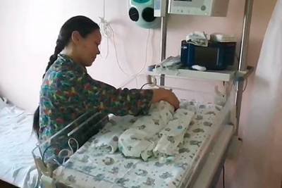 Ямальские врачи спасли недоношенного новорожденного в чуме