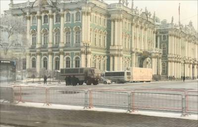 В Петербурге на Дворцовой площади продолжает дежурить автозак