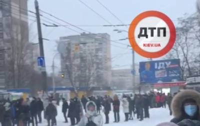 Из-за снега в Киеве выросли гигантские очереди из желающих уехать: Видео