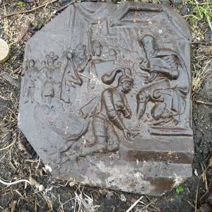 Во Львовской области раскопали старинную металлическую плиту с барельефом. Фотофакт