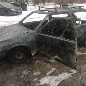 На Бабурке сгорел автомобиль ВАЗ. Фотофакт