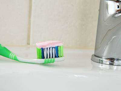 Стоматолог назвал время суток, когда можно не чистить зубы