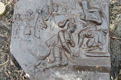 На Львовщине нашли уникальный барельеф XIV века