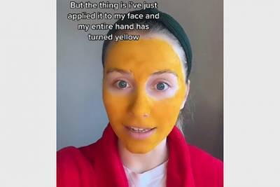 Женщина сделала маску для кожи, осталась с оранжевым лицом и прославилась в сети