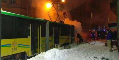 Во Львове пассажиры тушили снежками горевший трамвай - видео - ТЕЛЕГРАФ