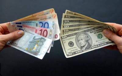 Утренний межбанк: доллар стремится вниз, а евро укрепляется
