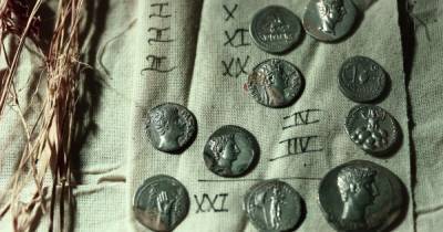 Археологи нашли редкий клад римских монет: на одной из них изображен сын Афродиты