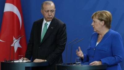 Эрдоган предложил Меркель перешагнуть через санкции ЕС против Турции