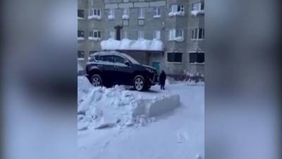 Автомобиль на пьедестале: в Норильске оригинально убрали двор от снега