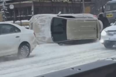 В Киеве на проспекте Победы перевернулся автомобиль, движение транспорта парализовано. Видео