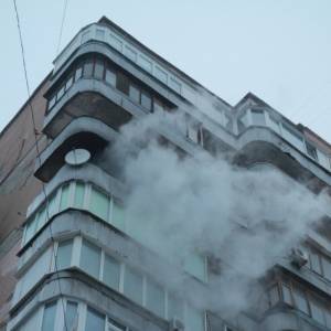 На пожаре в харьковской многоэтажке погиб человек, еще 13 удалось спасти. Фото