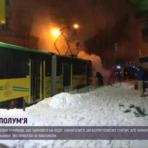 Во Львове вспыхнул трамвай с пассажирами: люди тушили транспорт снегом. Видео