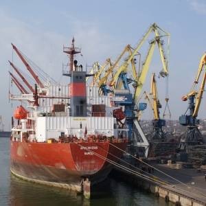 Из-за сильного ветра в порту Бердянска ограничили грузовые операции