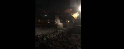 В Новосибирске экскаватор скинул грязный снег с моста в Обь
