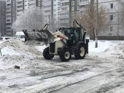 Улицы Ульяновска расчищают от снега и посыпают песком