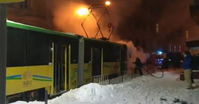 Во Львове пытались потушить снегом загоревшийся трамвай (видео)
