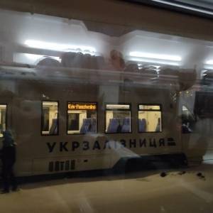 Из-за непогоды для пассажиров поезда Запорожье-Киев организовали спецрейс в аэропорт
