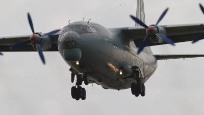 Экипаж военного самолета Ан-12 сообщил о поломке при жесткой посадке на Курилах