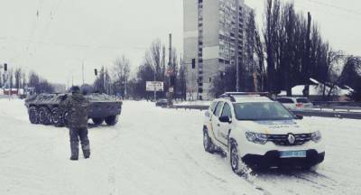 Киевские полицейские помогают водителям преодолевать последствия непогоды на дороге