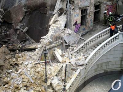 На Деволановскойм спуске в Одессе разбирают рухнувший дом (видео)