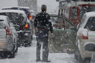 Украину засыпает снегом: На каких дорогах сейчас ограничено движение транспорта