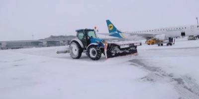 Снегопады в Украине: в аэропорту Борисполь отменяются и задерживаются рейсы