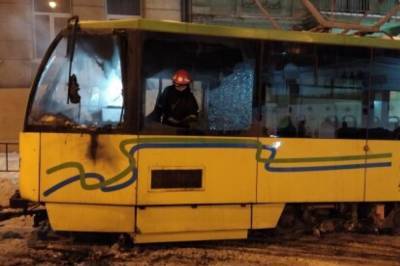 Во Львове вспыхнул трамвай с пассажирами, люди принялись тушить его снегом