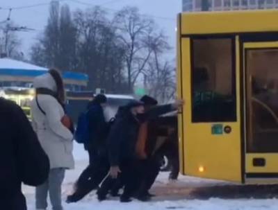Снег убирают, но не везде: Реакция соцсетей на непогоду в Украине