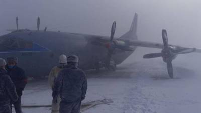 Аварийная посадка на Итуруп: военный Ан-12 сломал стойку. Видео