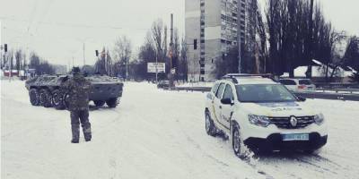 Столичная полиция использует БТРы для освобождения машин из-под снега - фото, видео - ТЕЛЕГРАФ
