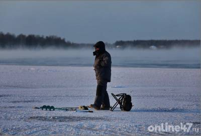 В Ленобласти с дрейфующей льдины спасают 15 рыбаков