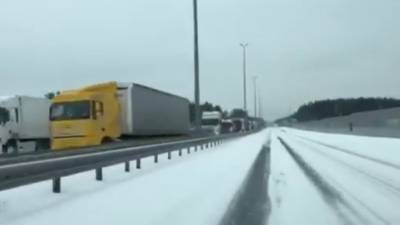 Снежный коллапс в Киеве: на въезде в столицу стоит "тысяча" грузовиков – видео