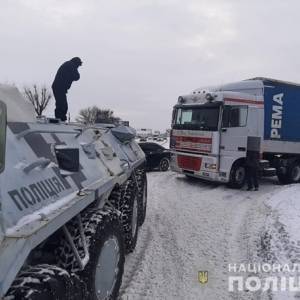 Из-за снегопада в Киеве задействовали БТР. Фото. Видео