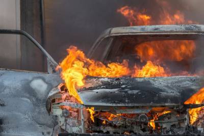 Мерседес-Бенц сгорел в Себежском районе из-за короткого замыкания